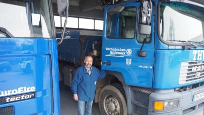 Bild: bl
Hans Deyerl möchte den Lastwagen mit Kran im THW-Fuhrpark nicht missen. Für das über 20 Jahre alte, reparaturanfällige Fahrzeug (rechts) ist Ersatz in Reichweite.
