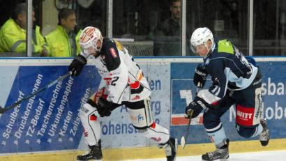 Bild: gb
Nach einer 2:0-Führung unterlagen die Blue Devils am Freitagabend bei Spitzenreiter ECDC Memmingen mit 2:3 nach Verlängerung. Kevin Piehler (rechts, Szene aus dem Hinspiel, das die Weidener zu Hause mit 2:4 verloren) erzielte in der 25. Minute das 1:0 für die Oberpfälzer.