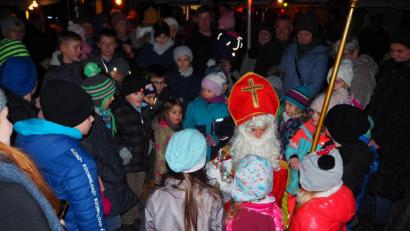 Bild: wmi
Viel zu tun hat der Nikolaus, um allen Kinden bei der Dorfweihnacht Moos ein Geschenk zu gegen.