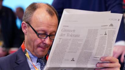 Archivbild: Kay Nietfeld/dpa
Prominenter Zeitungsleser: Friedrich Merz macht Schmöker-Pause beim CDU-Bundesparteitag in Leipzig.