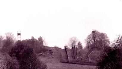 Bild: gz (Archiv)
Ein zweireihiger Sicherungszaun verlief auf tschechischer Seite entlang der mit Wachtürmen gesäumten Grenze und die PS-Unterkunft in Zelezna wurde mit einem dritten Zaun gesichert.