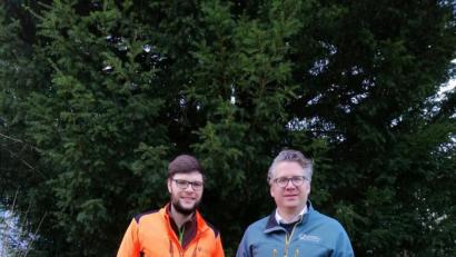 Bild: exb
Der Leiter des Forstbetriebs Schnaittenbach, Philipp Bahnmüller, freut sich über den neuen Förster für das Staatswaldrevier Kettnitzmühle, Simon Schmidt (links).