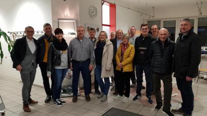 Bild: exb
Einblicke bei der Firma „PowerMold“ erhielten Mitglieder des des CSU-Ortsverbands Waldsassen um Ortsvorsitzenden Markus Scharnagl (rechts) und Bürgermeister Bernd Sommer (links).