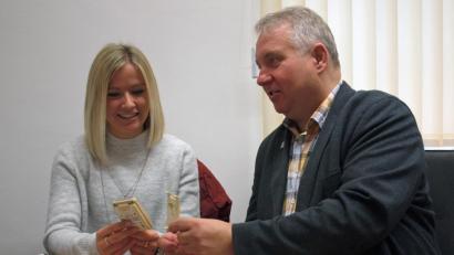 Bild: sön
Bürgermeister Markus Dollacker und ZEN-Projektleiterin Linda Trager zeigen an Beispielen, wie man Ressourcen schonen kann, indem man repariert statt wegwirft.