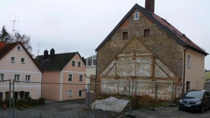 Bild: kgg
Zehn Stellflächen sollen in der Mühlbachgasse entstehen – unter der Woche für das Rathauspersonal, am Wochenende für die Öffentlichkeit.