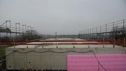 Bild: bey
Wenn das Wetter mitspielt werden ab dem 8. Januar die Holzbauwände mit den Nagelbrettbindern auf die Betonplatte aufgesetzt.