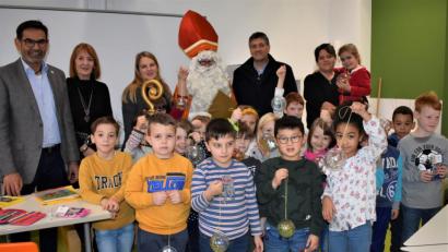 Bild: rgr
Am Nikolaustag gab es nicht nur Geschenke für die Kinder, sondern auch für Bürgermeister Edgar Knobloch. Mit dabei waren Rektor Thomas Schmidt (von links), Konrektorin Ruth Seitz, Melanie Richter und Susanne Schnabel vom Elternbeirat.