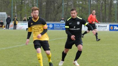 Bild: gb
Kapitän Bastian Popp (links) und der FC Tirschenreuth fiebern dem Oberpfalz-Medien-Cup entgegen.