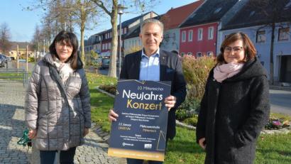 Bild: jr
Bürgermeister Roland Grillmeier sowie Gabi Bleistein (links) und Martina Rüth von der Stadtverwaltung freuen sich auf das Neujahrskonzert.