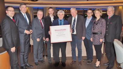 Bild: Bühner
Karl Arnold (Fünfter von links) gratulieren (von links) Alexander Stahl, Georg Haber, Jürgen Kilger, Kreishandwerksmeister Joachim Behrend, Ehrenkreishandwerksmeister Manfred Sperber, stellvertretender Kreishandwerksmeister Engelbert Schicker, Kreishandwerkerschaftsgeschäftsführerin Christa Neubauer-Kreutzer und HWK-Vizepräsident Gerhard Ulm.