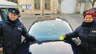 Bild: anv
Jedem Richtig-Parker steckten Alfred Ligensa und Andrea Gering vom Zweckverband Kommunale Verkehrssicherheit Oberpfalz einen Schoko-Nikolaus und eine Postkarte unter den Scheibenwischer.