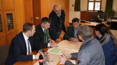 Bild: sne
Enrico Delfono, Josef Markl, Oliver Fehr vom Stadtbauamt, Bürgermeister Edgar Knobloch, Otto Eder und Christina Wieninger (von links) begutachten die Standorte der neuen Kabelverzweiger in Grafenwöhr.