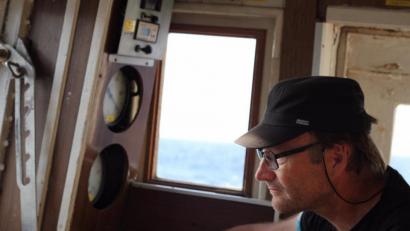 Bild: Sea-Eye
Günther Schmidt als Kapitän der "Sea-Eye" im Rettungseinsatz auf dem Mittelmeer. 2016 retteten er und seine Crew 124 Menschen.