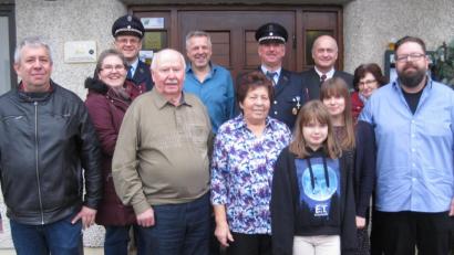 Bild: dl
Jubilar Erich Ried (Vierter von links) mit Ehefrau Waltraud, seinen Söhnen, den Vereinsabordnungen, weiteren Gästen und Bürgermeister Walter Schauer.