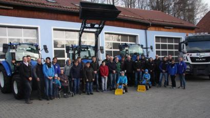 Bild: wro
Bereits seit einigen Jahren findet die Fahrzeugsegnung in Leugas im Betrieb von Helmut Oppl (rechts) statt. Den Platz dafür stellt die Familie Oppl zur Verfügung, die auch zu Kaffee und Kuchen einlädt.
