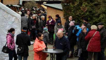 Bild: ds
Budenzauber am Vorplatz der Schule.