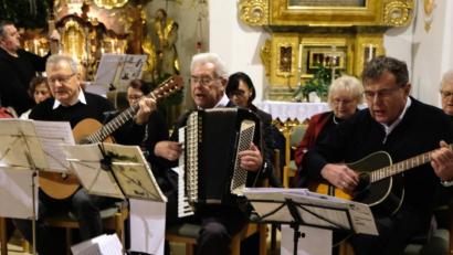 Bild: le
Still wird es in der katholischen Pfarrkirche St. Johannes der Täufer, als die Musikanten und Sänger aus dem Pleysteiner und Miesbrunner Land das 6. Adventssingen der Volksbank Raiffeisenbank Nordoberpfalz eröffneten.