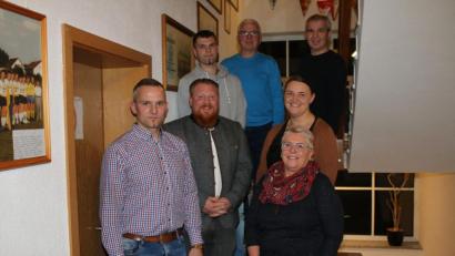 Bild: sne
Die Freien Wähler Püchersreuth (von links) Simon Schönberger, Robert Reil, Tobias Kroop, Josef Witt, Doris Reil (vorne), Melanie Würth und Klaus Kuran hoffen auf ein starkes Ergebnis bei der Kommunalwahl 2020.