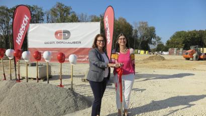 Bild: Hirsch
Claudia Donhauser (links) und Cornelia Horsch (rechts) vollzogen symbolisch den Spatenstich für die "Waldfabrik" am Standort Schwandorf-Sitzenhof.
