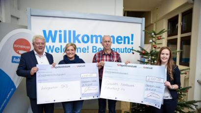Bild: exb/Thomas Puchinger
Buchbinder-Geschäftsführer Konrad Altenbuchner (links) und Christina Lell (rechts) überreichten die Schecks an Elke Reinhart (Zweite von links) und Paul Ferstl (Zweiter von rechts).