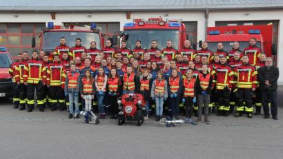 Bild: ral
Die gesamte Feuerwehr mit ihren neuen Schutzanzügen, die sich sehr vom alten Schutzanzug unterscheiden.
