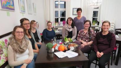 Bild: jzk
Barbara Michalski (hinten stehend) bereitete mit den Müttern gesunde und schmackhafte Breikost zu.