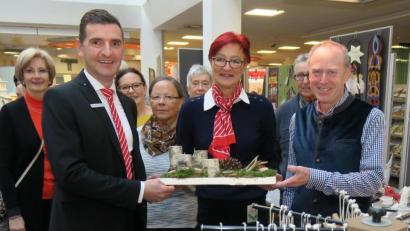 Bild: Hirsch
Josef Vitzthum (rechts) überreichte Karin Schuierer (Mitte) ein Adventsgesteck. Bereichsleiter Markus Feuerer (links) eröffnete die Ausstellung in der Sparkasse.