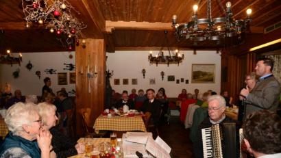 Bild: bey
Bürgermeister Rainer Rewitzer und Seniorenbeauftragte Edeltraut Höhne luden zur Seniorenadventfeier ein. Mit dabei auch Pater Reinhold Schmitt und Pfarrer Dieter Schinke (Mitte).