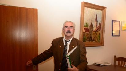 Bild: bey
Die Türklinke zum Bürgermeisterzimmer nimmt Karl-Heinz Preißer mal symbolisch in die Hand.