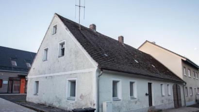 Archivbild: dtr
In diesem Gebäude in der Blumenstraße 22 soll ein Bürgertreff samt Wohnung entstehen. Klaus Dieter Stiefler vom Architekturbüro RSP stellt in der Marktratsitzung seine Pläne dafür vor – die jetzt beschlossene Sache sind.