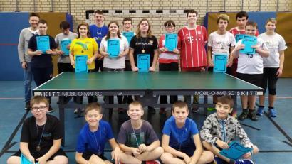 Bild: grm
Stolz präsentieren die Teilnehmer beim Tischtennisbezirksturnier der Förderschulen mit dem Förderschwerpunkt geistige Entwicklung ihre Urkunden und Medaillen. Die Leitung des Turniers liegt in den Händen von Markus Schuller (links hinten).