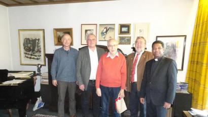 Bild: hm
Zahlreiche Gratulanten überbrachten Richard Bugl Glückwünsche zum 85. Geburtstag: (von links) Sohn Richard, Bürgermeister Richard Tischler, Richard Bugl senior, Kirchenpfleger Hermann Gebhard, Stadtpfarrer Pater Georg.