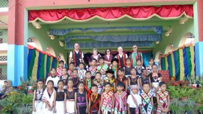 Bild: rn
Das Willkommensfest für eine Abordnung aus Weisendorf für Entwicklungshelfer Hans Rupprecht (rechts oben), die Kinder verschiedener Stämme sowie für die Weisendorfer Ehrengäste zu einem "Cultural Day".