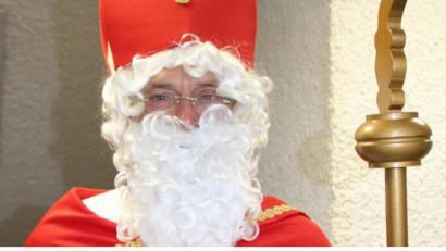 Bild: m
Echt nur mit Bischofsmütze und Stab - der heilige Nikolaus alias Heiner Hagn.