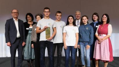 Bild: Andreas Gebert
Bei der Preisverleihung waren dabei: (von links) Christof Prechtl, Hannelore Reil-Heining, Elfriede Ohrnberger, Lukas Fleischmann, Tom Seidl, Johanna Eckl, Michael Mötter, Theresa Forster, Anne Bräuer, und Liane Schuster.