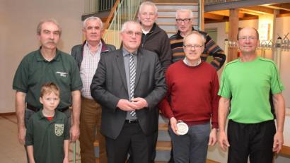 Bild: bnr
In der Bürgerversammlung zeichnete Bürgermeister Richard Tischler (Mitte) acht Bürger für ihre besonderen Leistungen aus: (von links) Nachwuchsbogenschütze Max Riedel, Albert Sittl, Georg Hösl, Fritz Schlatterer, Hermann Moritz, Reinhard Steindl und Karl Seegerer.