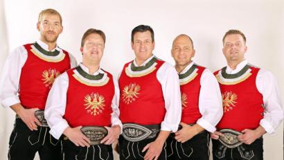 Bild: exb
Auf Einladung der Zimmerstutzengesellschaft „Eichenlaub“ Königshütte gastieren Marc Pircher (Mitte) und seine Band „Rebellion aus dem Zillertal“ am Freitag, 13. März, 2020, in der Städtischen Turnhalle Waldsassen.