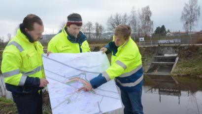 Bild: Gabi Schönberger
Daniel Brumme (Björnsen Ingenieure, Augsburg), Helmut Schaller und Andreas Ettl vom Wasserwirtschaftsamt Weiden erklären das Bauvorhaben des Neubaus. Im Hintergrund der marode Düker.
