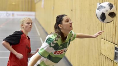 Bild: Ziegler
In grün und weiß: Die Damen der SpVgg Greuther Fürth (rechts) sind wie im Vorjahr wieder mit am Ball.