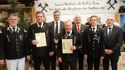 Bild: ohr
Der Vorsitzende des Knappenvereins Jürgen Ferschl (Zweiter von rechts) zeichnete Josef Schatz (Zweiter von links) und Gottfried Vetter (Mitte) für 25-jährige Zugehörigkeit mit der Nadel in Silber und der Ehrenurkunde aus. Als Ehrengäste gratulierten Siegfried Bauer (links), Bürgermeister Hans Prechtl (Stulln, Dritter von links), stellvertretender Landrat Arnold Kimmerl (Dritter von rechts) und Bürgermeister Manfred Rodde (Schwarzenfeld, rechts).