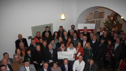 Bild: kro
46 Tirschenreuther Vereine und Institutionen unterstützt die Sparkasse Oberpfalz Nord mit insgesamt 12 000 Euro. Unser Bild zeigt die Vereinsvertreter nach der Spendenübergabe im Tirschenreuther Rathaus mit den Vertretern der Sparkasse und Bürgermeister Franz Stahl.