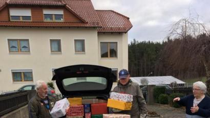 Bild: bjp
Hans Karl (links) und Marianne Stabla (rechts) beladen einen Anhänger mit Geschenken für Kinder in Bosnien. Auch Herold Piller (Mitte) von der KAB Burkhardsreuth hilft mit.