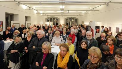 Bild: Wolfgang Steinbacher
Großer Andrang und großes Interesse herrschte bei der Ausstellungseröffnung zur Jahrespräsentation der Gruppe Amberger Künstler.