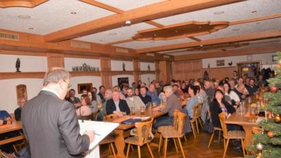 Bild: fz
Bürgermeister Karlheinz Budnik überrascht in der Bürgerversammlung mit einer Neuigkeit über das geplante Bayerische Zentrum für besondere Einsatzlagen.