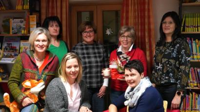 Bild: fvo
Vorne von links: Sängerinnen von Triangel mit Doris Völkl, Steffi Daubenmerkl und Andrea Götz mit Büchereiteam