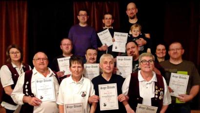 Bild: R. Kreuzer
Die Vereinsmeister der Schnupfer sind Bettina Ochs (links), Horst Straka (Zweiter von links) sowie Martin Reindl (hinten, rechts).