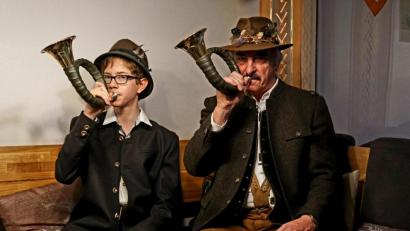 Bild: Christopher Dotzler
Opa Albert Biller ist mächtig stolz, dass Enkel Maximilian die Tradition des Jagdhornblasens fortführt.