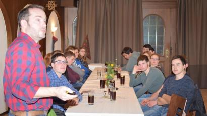 Bild: bnr
Herbert Wendl vom AELF Schwandorf zeigte Wege der staatlichen Förderung von Milcherzeugerbetrieben auf. Dabei fand er aufmerksame Zuhörer.