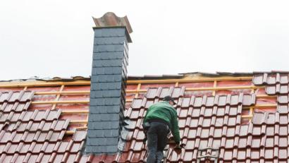 Symbolbild: Julian Stratenschulte/dpa
Eine Dachdecker-Truppe aus Osteuropa (Symbolbild) ist in Ursensollen unangenehm aufgefallen. Sie könnte auch andernorts auftauchen, befürchtet die Polizei.