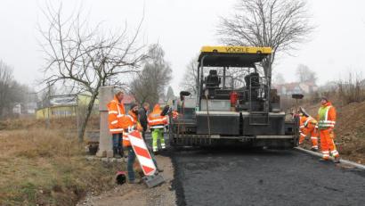 Bild: pi
Bürgermeister Johann Maurer (Dritter von links) verfolgt mit Tobias Dunkl (recht) sowie Johann Völkl und Thomas Schaller (von links) die Asphaltierungsarbeiten.